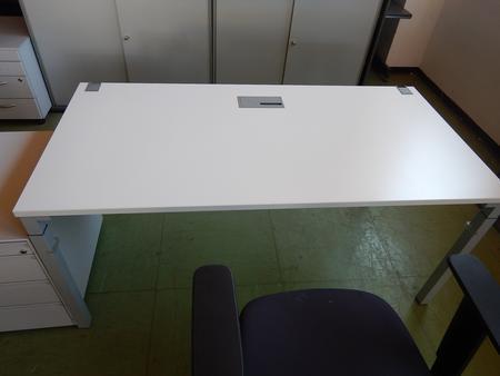 Steelcase Schreibtisch, ca. 160x80cm, Gestell grau, Platte weiß