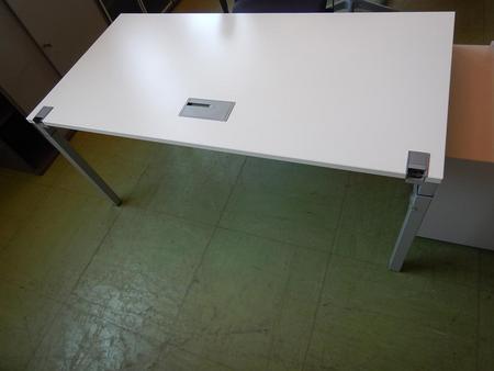 Steelcase Schreibtisch, ca. 160x80cm, Gestell grau, Platte weiß Steelcase Schreibtisch, ca. 160x80cm, Gestell grau, Platte weiß