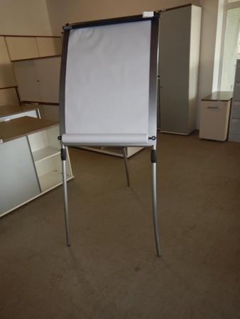 Flipchart mit 1 Rolle Flipchartpapier Flipchart mit 1 Rolle Flipchartpapier