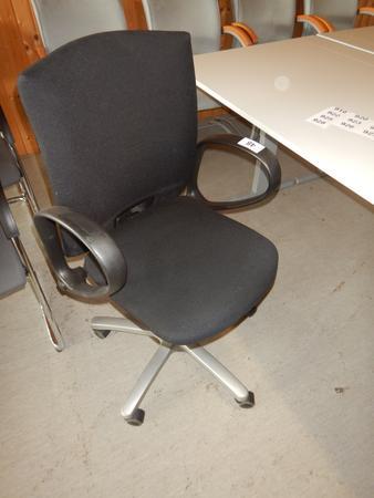 2 Stück Bürodrehstühle Comforto, schwarz mit Armlehne 2 Stück Bürodrehstühle Comforto, schwarz mit Armlehne