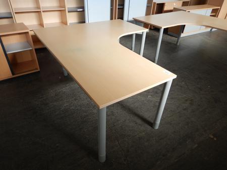 Winkel-, Schreibtischkombination mit Gebrauchsspuren ( Arbeitsplatte) ca.200x160 cm