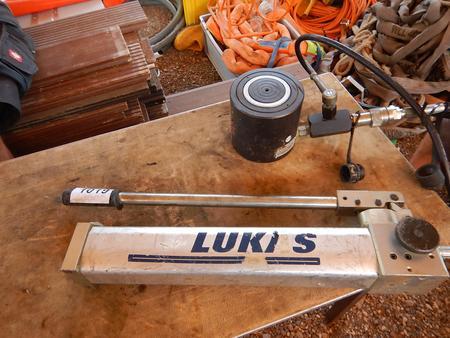 Lukas Handpumpe mit Zylinder Hydraulik, 50 to Lukas Handpumpe mit Zylinder Hydraulik, 50 to