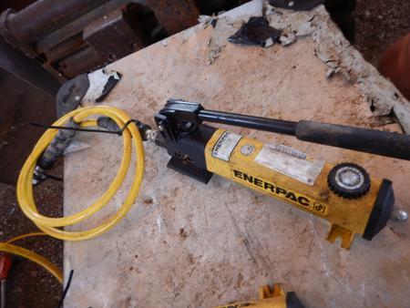 Hydraulik-Handpumpe P142 Enerpac, mit Schlauch, 2 Stufen, 700bar Hydraulik-Handpumpe P142 Enerpac, mit Schlauch, 2 Stufen, 700bar