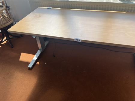 Elektrisch hhenverstellbarer Schreibtisch ca. 180x80 cm