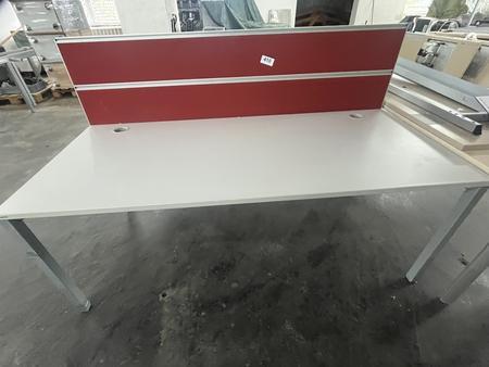 Schreibtisch ca. 180x80 cm Rahmen grau, Arbeitsplatte hell