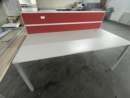 Schreibtisch ca. 180x80 cm Rahmen grau, Arbeitsplatte hell