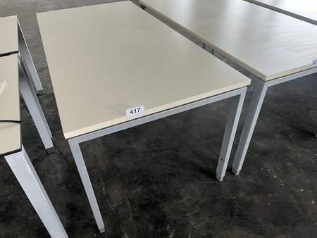 Schreibtisch ca. 160x80 cm Rahmen silber, Arbeitsplatte hell