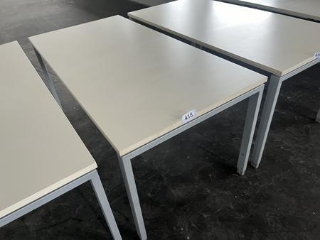 Schreibtisch ca. 160x80 cm Rahmen silber, Arbeitsplatte hell