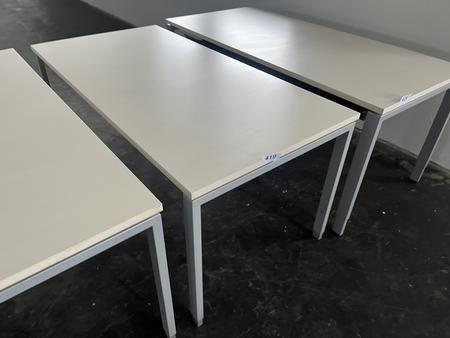 Schreibtisch ca. 160x80 cm Rahmen silber, Arbeitsplatte hell