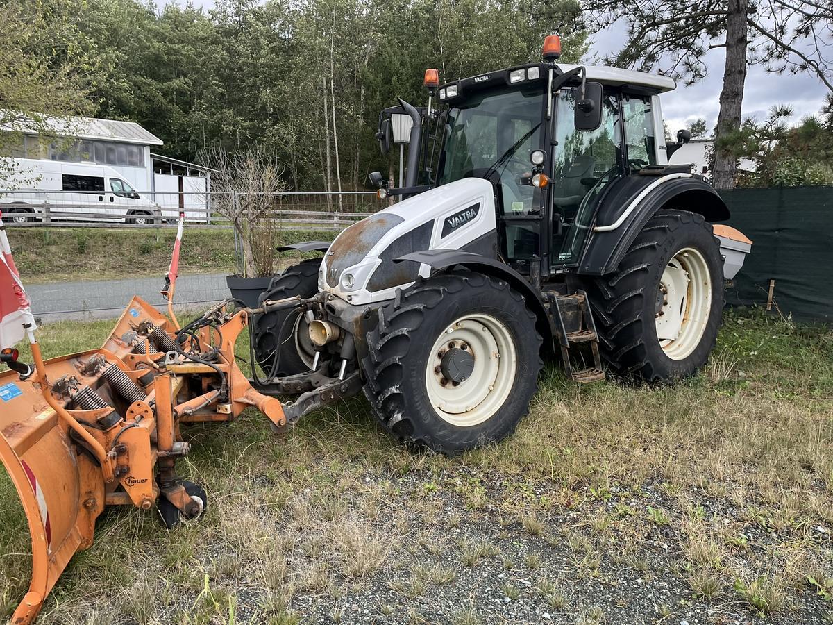 Valtra Traktor mit Hauer Schneepflug und Streugerät?d=2024-09-21 07:25:20