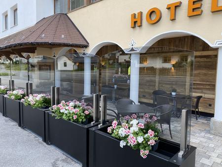 8 Stck Blumentrge bestehend aus Stahleinfassprofile mit eingeschraubten Alutassen 5mm inkl. Edelstahlsulen fr die Befestigung der Glastrennwnde in RAL pulverbeschichtet