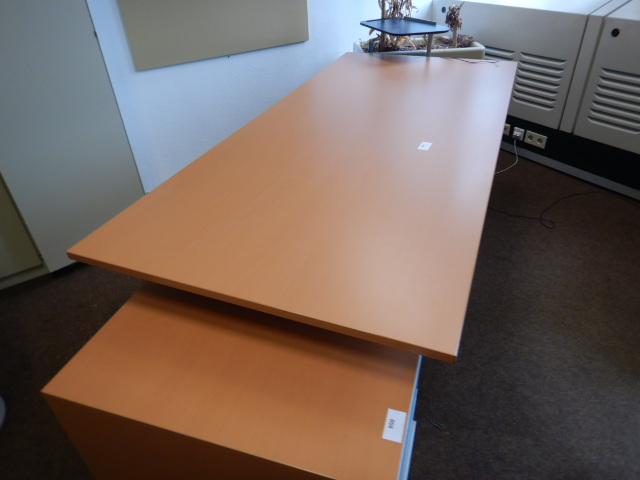 Schreibtisch ca. 220x100 cm?d=2024-11-01 06:40:33