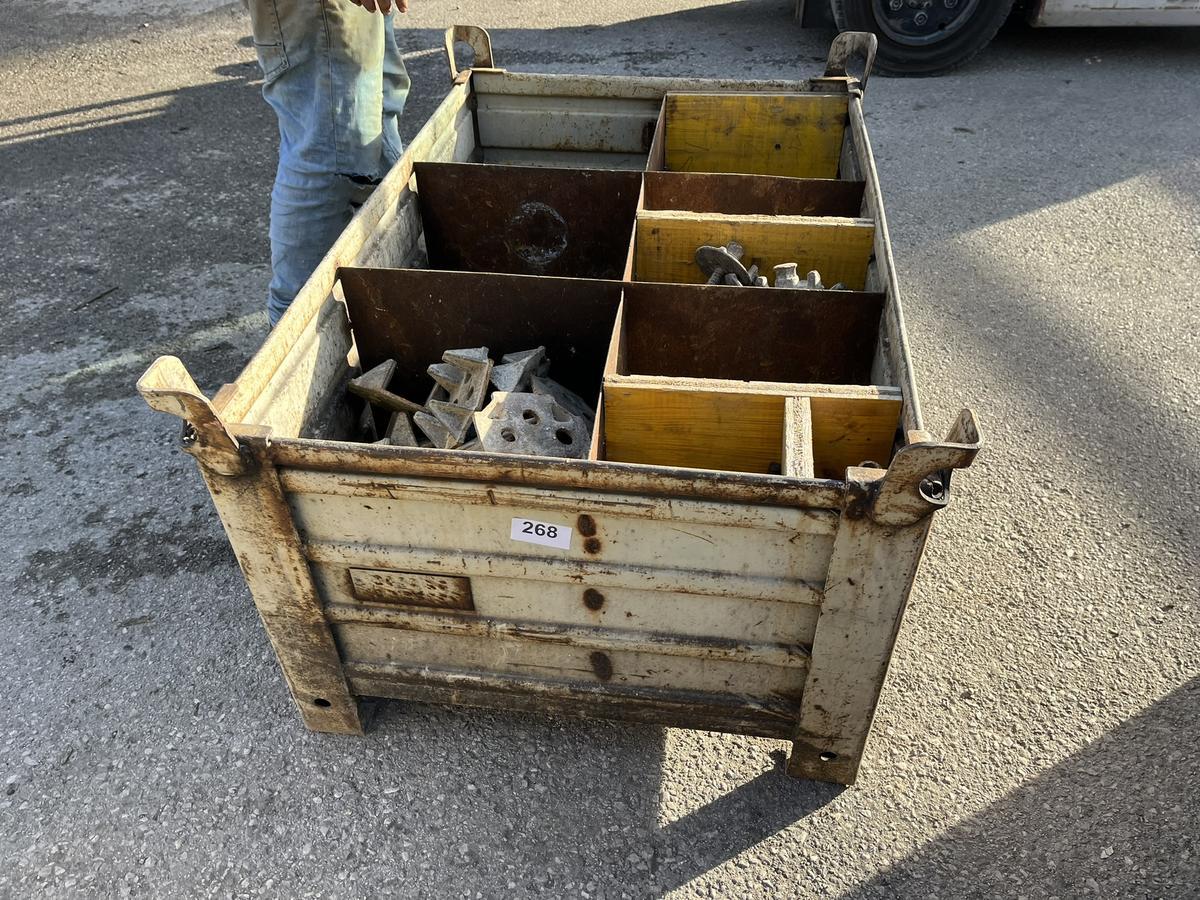 1 Mehrzweckbox befüllt mit Schalungszubehör (Muttern usw.)