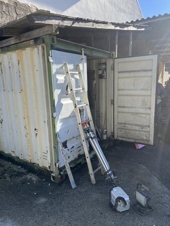 Stahlcontainer mit Doppeltre ca. 2400x2000x2400 mm inkl.Regale - ohne Inhalt