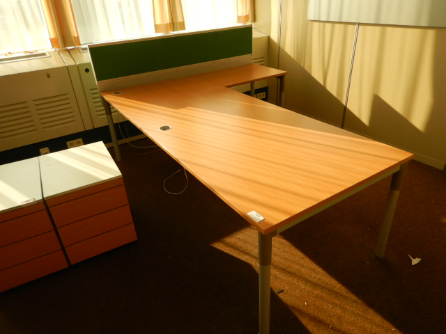 Schreibtisch Winkelkombination ca. 240x180 cm?d=2024-11-21 17:41:12