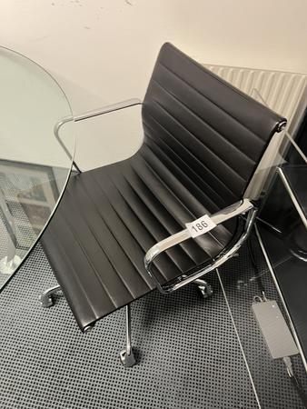 Rollsessel (Besprechungssessel) schwarz, Lehne chrom, Vitra C