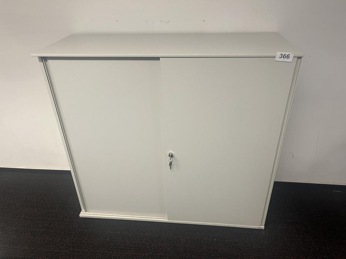 BENE Aktenschrank mit Schiebetüren grau 120/110 cm?d=2024-11-23 16:10:10