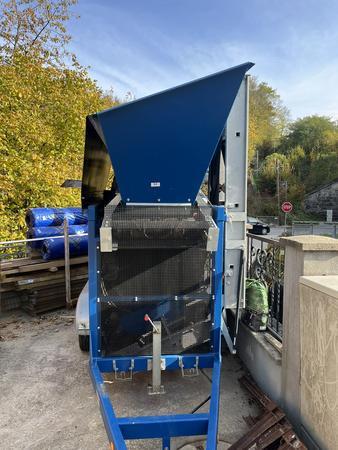 REMAV RS 1500 Siebanlage fr Kompost,Sand,Hackschnitzel, PKW Anhnger mit Strassenzulassung, Schnellwechsler fr Siebbelag, 20/30m3/h,5-60 mm , Aufgabehhe: ca. 2.35 m, Trichtervolumen ca. 1 m, Dieselverbrauch ca. 1.2l/h , Gewicht: ca. 2.5 to