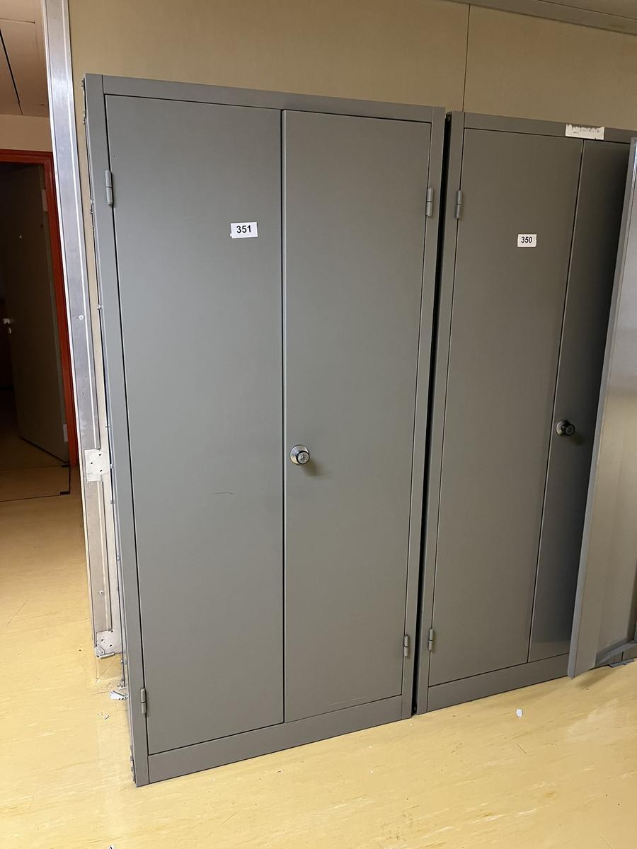 1 Stück Werkzeugschrank hinten offen ca. 95/55/200 cm?d=2025-01-04 06:44:07