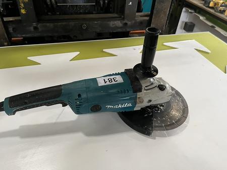 MAKITA Winkelschleifer GA 9020 mit Diamantblatt