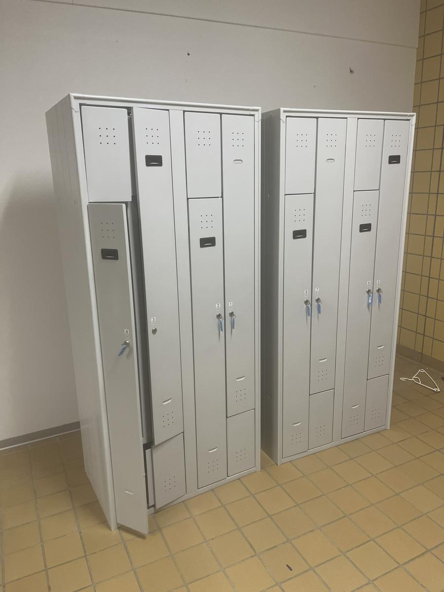 2-teiliger Garderobenschrank neuwertig,hellgrau mit Schlüssel ca. 800/800/2250 mm?d=2025-01-30 06:51:11