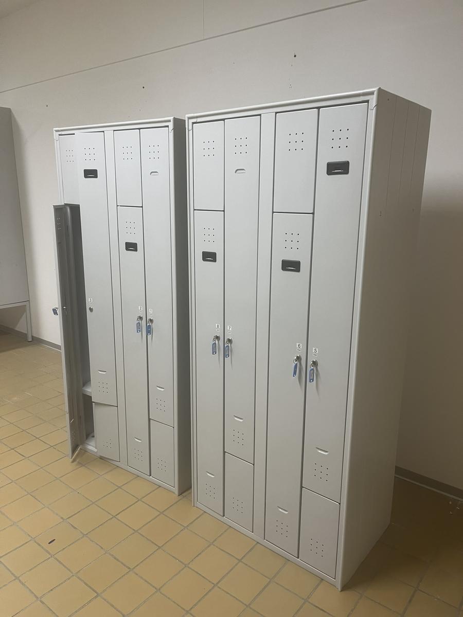 2-teiliger Garderobenschrank neuwertig,hellgrau mit Schlüssel ca. 800/800/2250 mm