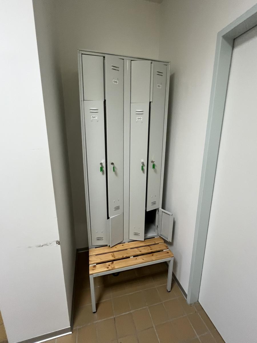 2-teiliger Garderobenschrank neuwertig,hellgrau mit Schlüssel ca. 800/800/2250 mm?d=2025-01-30 08:17:32