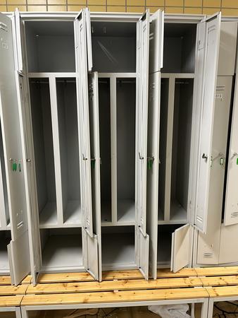 3-teiliger Garderobenschrank neuwertig,hellgrau mit Schlssel ca. 1200/800/2250 mm