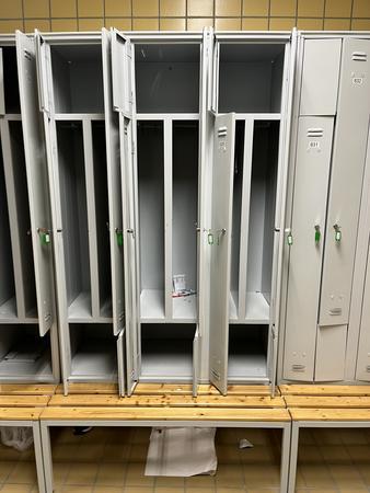 3-teiliger Garderobenschrank neuwertig,hellgrau mit Schlssel ca. 1200/800/2250 mm