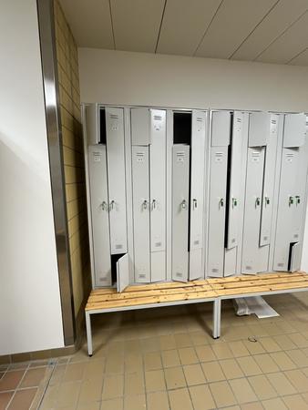 3-teiliger Garderobenschrank neuwertig,hellgrau mit Schlssel ca. 1200/800/2250 mm