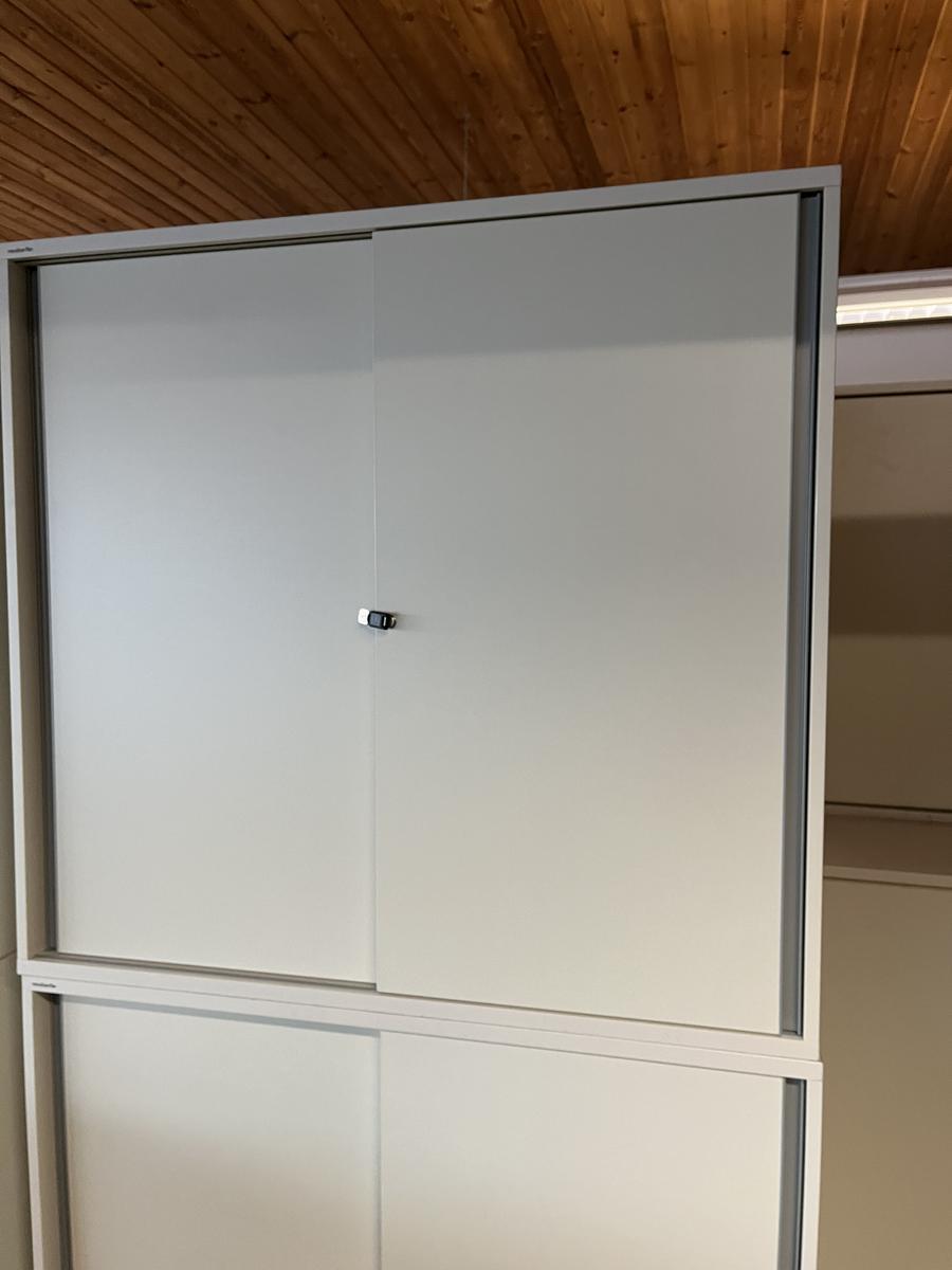 Neudörfler Aktenschrank, 120x45x112cm, mit Schiebetüren, weiß, 3 Ordnerhöhen, mit Schlüssel, Schränke kontrolliert - top Zustand?d=2025-02-22 11:20:46