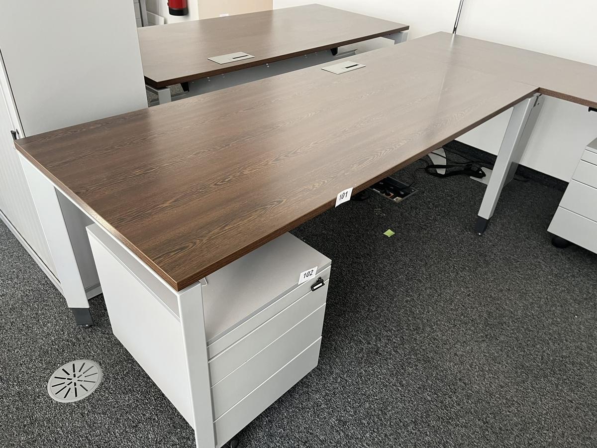 Schreibtisch Steelcase ca.180/80 cm?d=2025-02-22 19:48:52