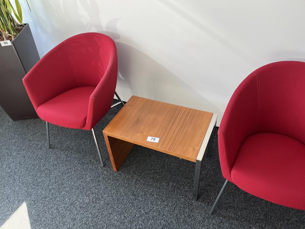 2 Stück Artifort Sitzsofa rot plus Tisch ca. 60/40 cm