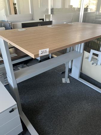 elektrisch hhenverstellbarer Schreibtisch ca. 140/80 cm