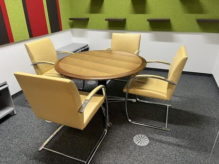 Designer-Besprechungsgruppe bestehend aus 4 Stk. Sthlen, Tisch 100 cm DM, plus Akustikmodule 300/110 cm, 350/110 cm, 2 Stck Aktenschrnke