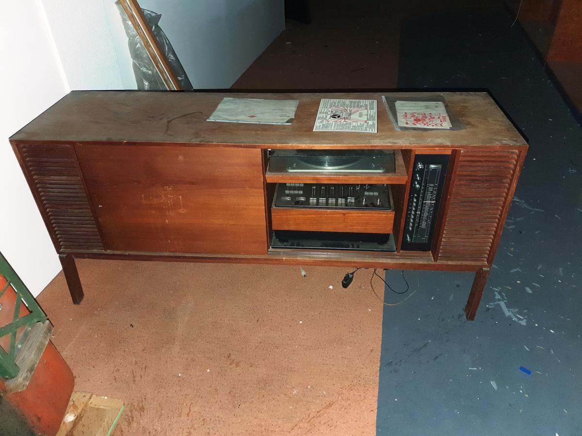 Vintage Musik- und TV Kommode Bang & Olufsen mit diversen Papieren?d=2025-02-22 19:46:58