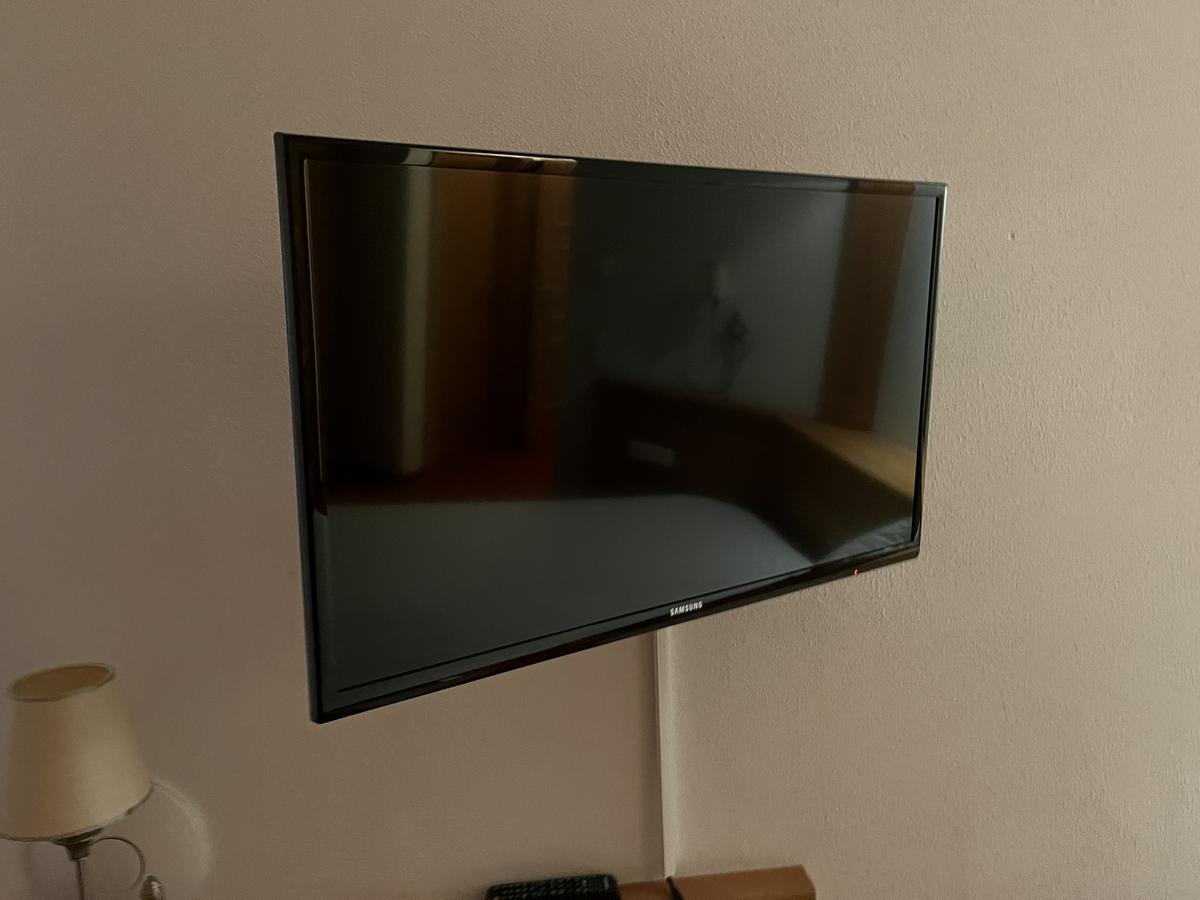 TV Gerät Samsung HG 32EB460 mit Wandhalterung?d=2025-02-25 08:25:41