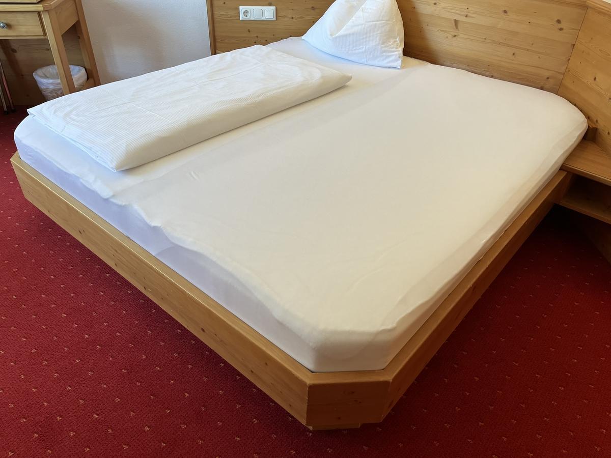 Doppelbett mit 2 Matratzen je ca. 200/90 cm und Schoner ?d=2025-02-25 08:03:29