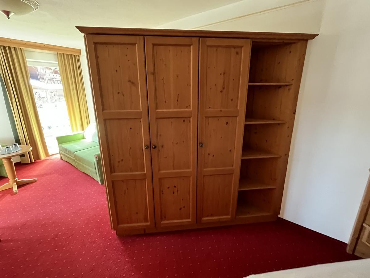 Holzschrank 