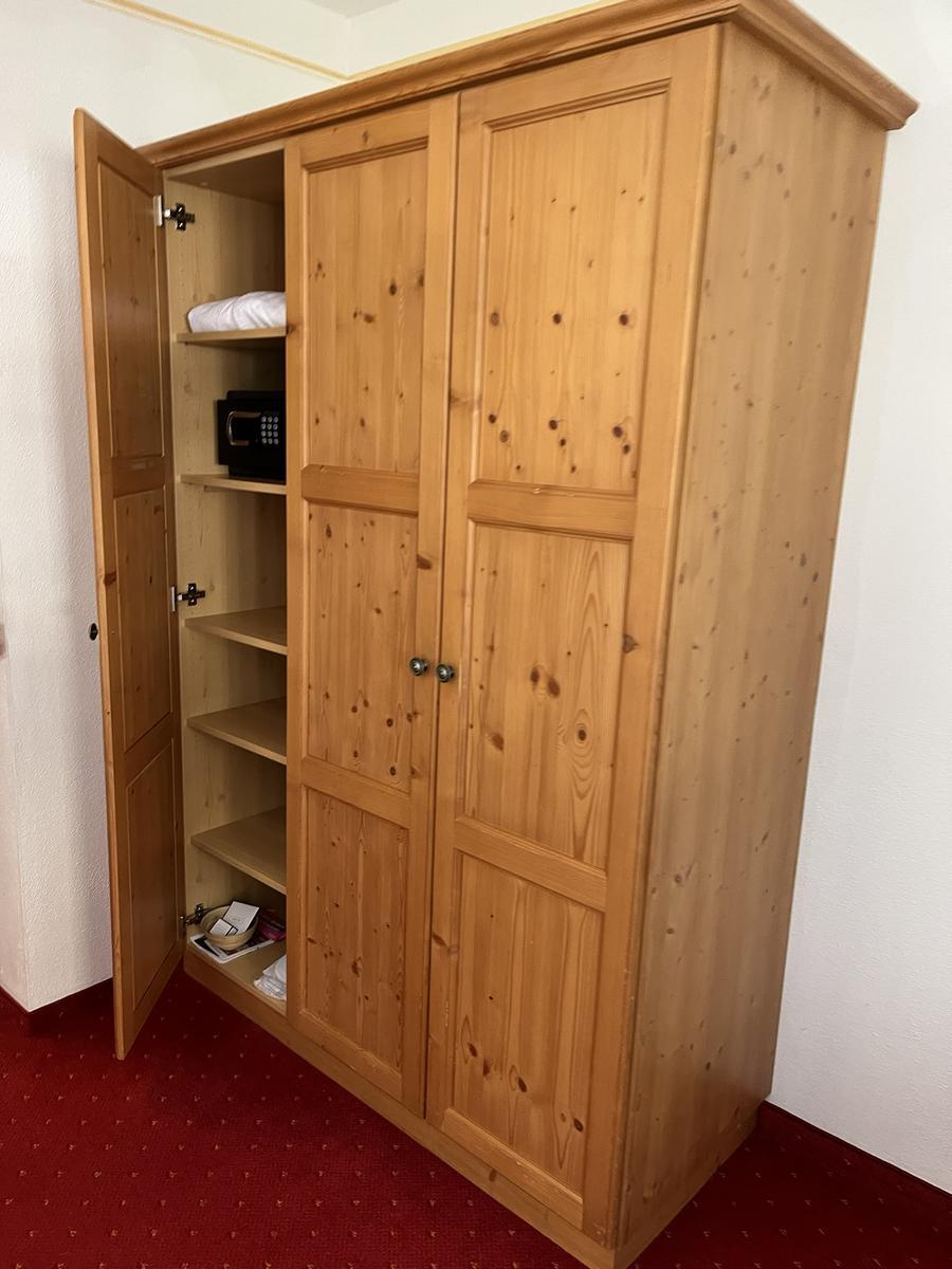 3-türiger Holzschrank 147/62/205 cm .?d=2025-02-25 08:33:18