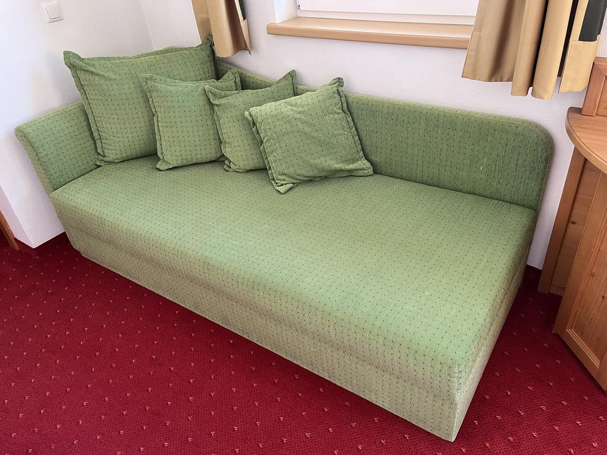 Sofa ca. 200x90 cm  2 Stühle 