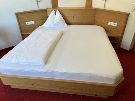 Doppelbett mit 2 Matratzen je ca. 200/90 cm und Schoner , Tischlerarbeit