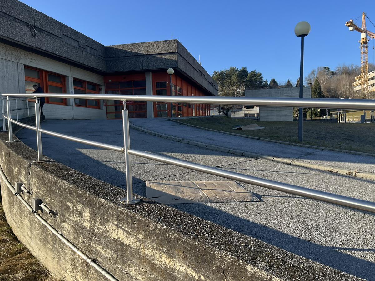 Edelsahl Handlauf Richtung Rettungszufahrt