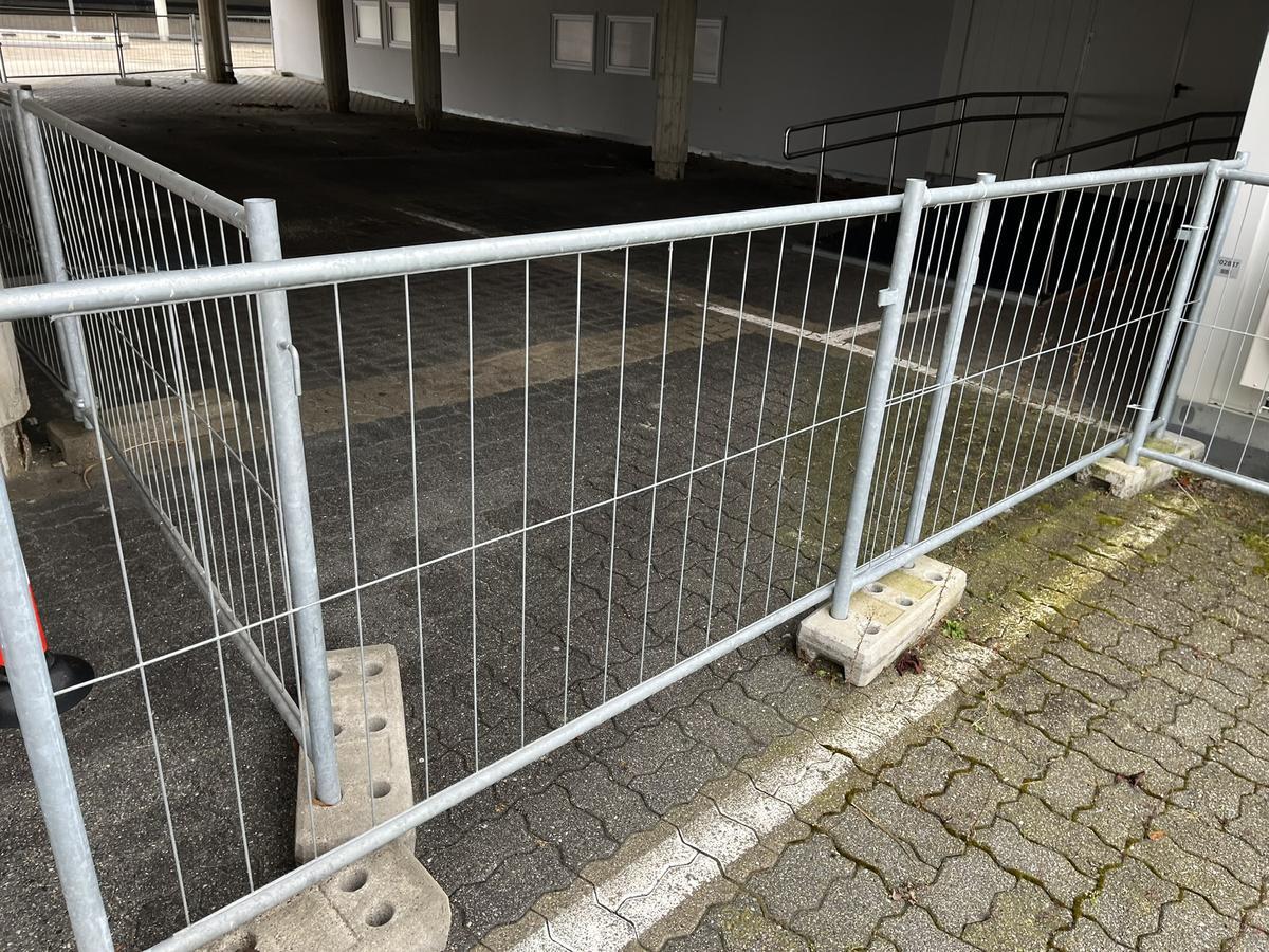 14 Stück Bauzaunelemente MÜBA neuwertig 220x110 cm mit Betonsteinen - Parkplatz?d=2025-03-06 12:46:31