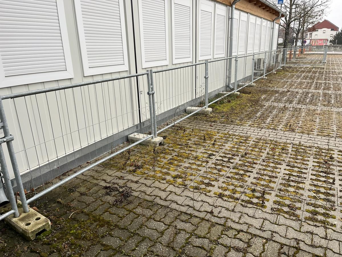 16 Stück Bauzaunelemente MÜBA neuwertig 220x110 cm mit Betonsteinen - Parkplatz?d=2025-03-06 12:58:11