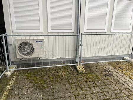 14 Stck Bauzaunelemente MBA neuwertig 220x110 cm mit Betonsteinen - Parkplatz