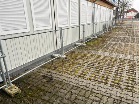 16 Stck Bauzaunelemente MBA neuwertig 220x110 cm mit Betonsteinen - Parkplatz