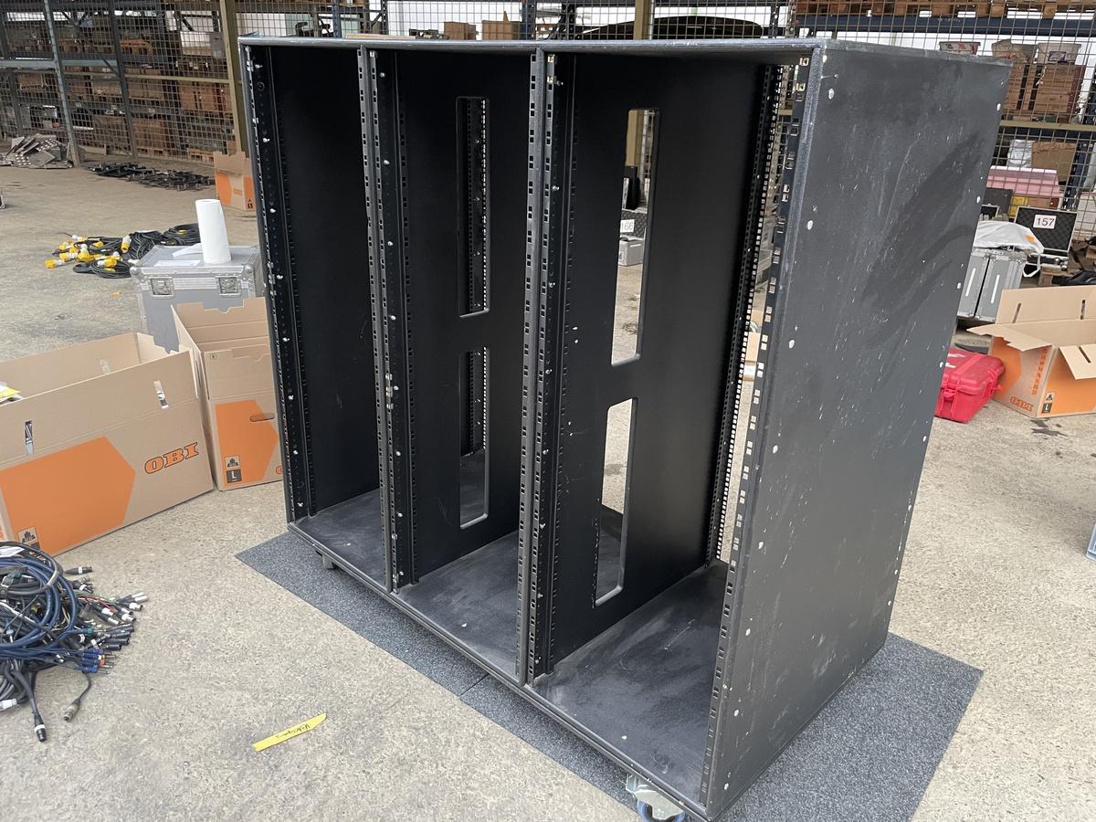 Großes 19 Zoll Rack auf Rollen
