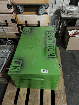 Werkzeugkiste befüllt mit Innenausbaumaterial, ca. 80/60/50 cm Werkzeugkiste befüllt mit Innenausbaumaterial, ca. 80/60/50 cm