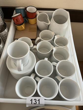 1 Box mit Teegschirr und Milchkannen